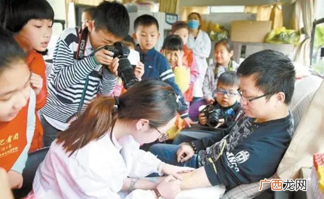 将家长献血与孩子入学挂钩 有违公平吗