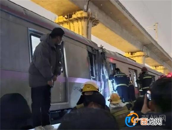 实拍受损地铁 两节车厢被挤压 事故原因是什么_酷知科普