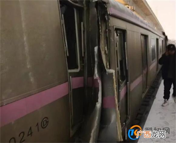 实拍受损地铁 两节车厢被挤压 事故原因是什么_酷知科普