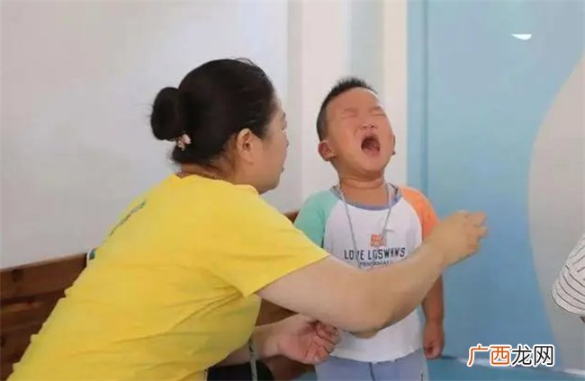 宝宝上幼儿园哭闹 父母该怎么办 用对方法很重要
