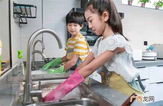 别教女儿做家务 人懒福气大教孩子做家务 不是为了伺候谁