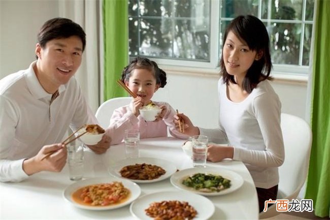 谢依霖谈全职带娃3年感受：幸福但不快乐 全职妈妈有什么价值