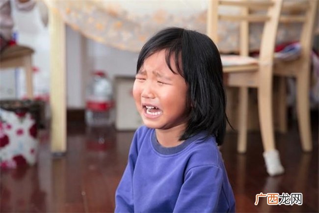 3岁女孩耍脾气 妈妈把她丢在了电梯口 娃发脾气这样做 效果佳