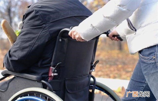 “全职儿女”引热议 未来 你能接受孩子做“全职”儿女吗