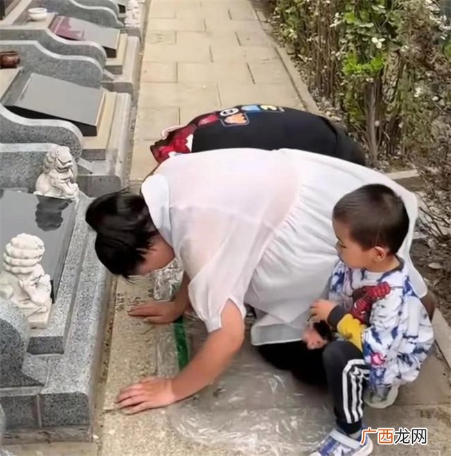 60岁谢东带怀二胎妻子上坟引热议 孕妇不宜去扫墓 不是迷信