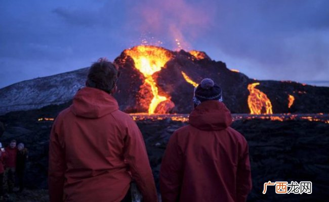 冰岛火山喷发熊熊光照亮夜空 火山爆发有什么危害