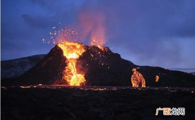 冰岛火山喷发熊熊光照亮夜空 火山爆发有什么危害