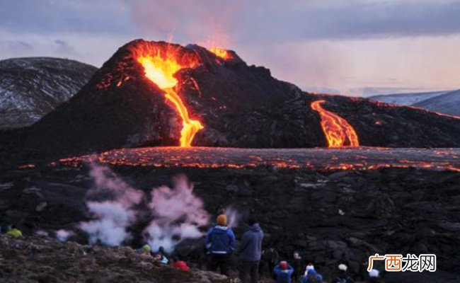 冰岛火山喷发熊熊光照亮夜空 火山爆发有什么危害