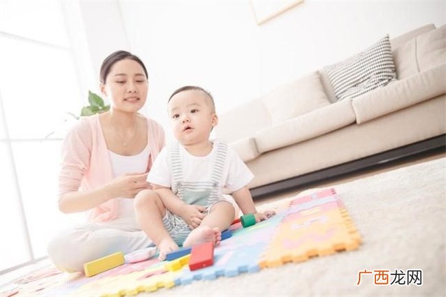 孩子穿尿不湿站着拉屎咋办 学会在马桶里大便 试一试这些方法