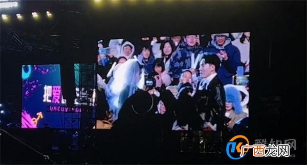 当事人回应台州演唱会求婚被喊退票_酷知科普