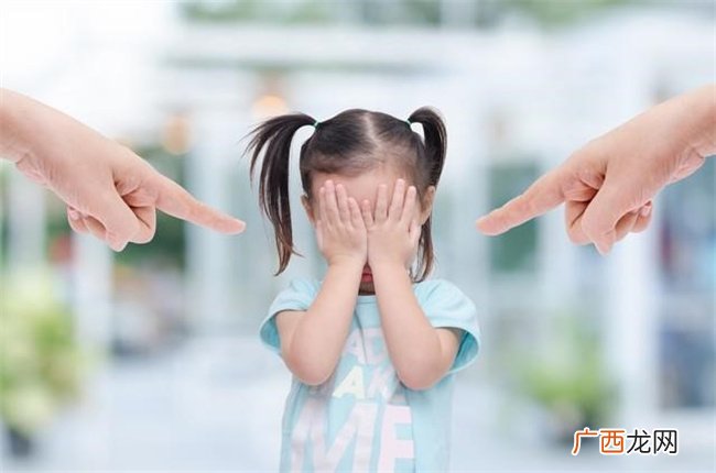父母不给买200元鞋 28岁女儿跪地大哭 过度控制是孩子的灾难