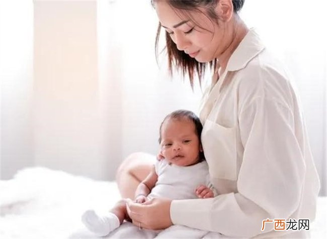 健康男婴被父亲喂水呛咳身亡 新生儿不需要喂水 预防呛咳很重要