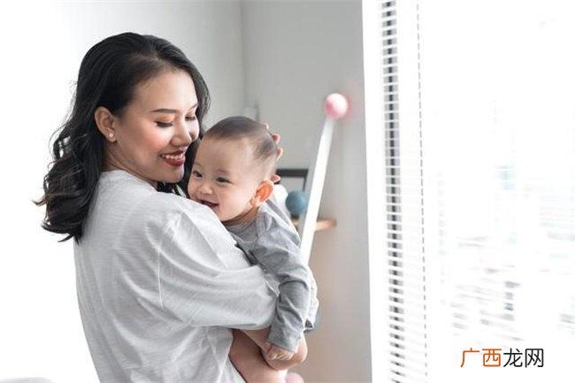 妈妈给19岁女儿 15岁儿子分零食 这样的公平是对孩子的误解