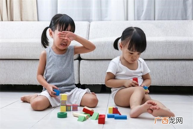 妈妈给19岁女儿 15岁儿子分零食 这样的公平是对孩子的误解