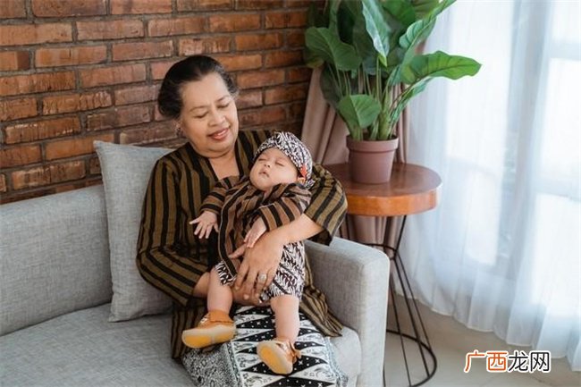 奶奶带大的孩子 跟妈妈不亲 这些原因说到根本