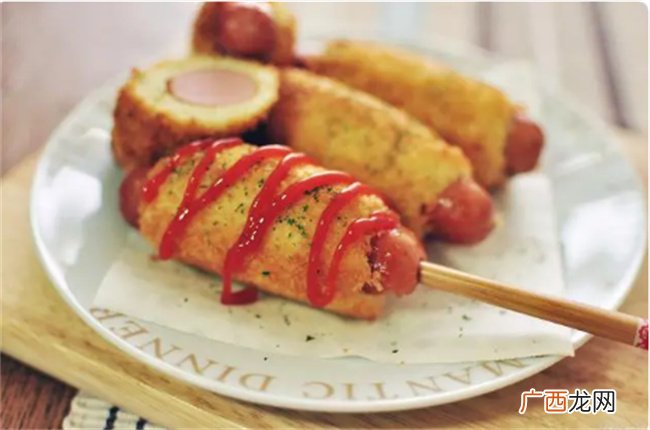 家庭自制可口的芝士热狗棒：美味炸食 浓香四溢