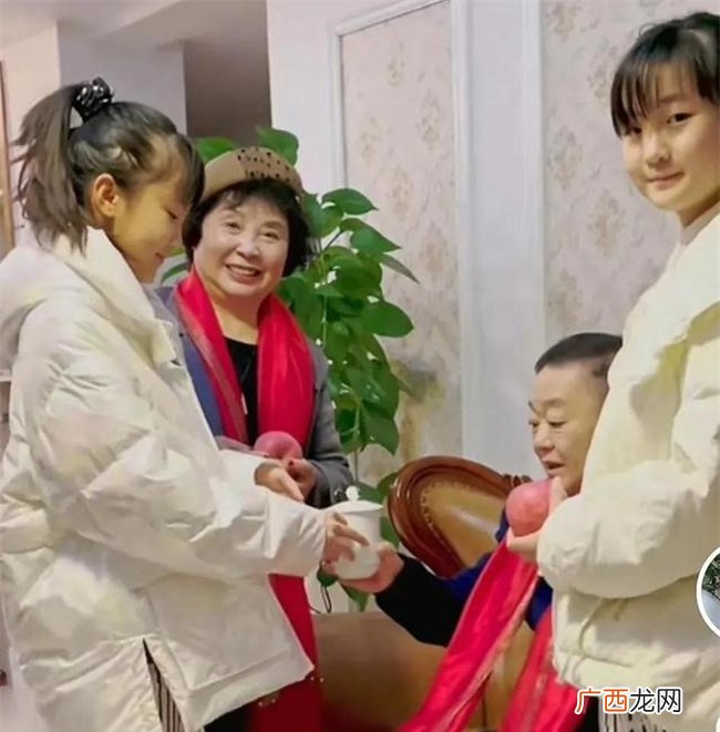 失独妈妈60岁生下双胞胎女儿 孩子刚上初中被嘲笑 父母该咋办