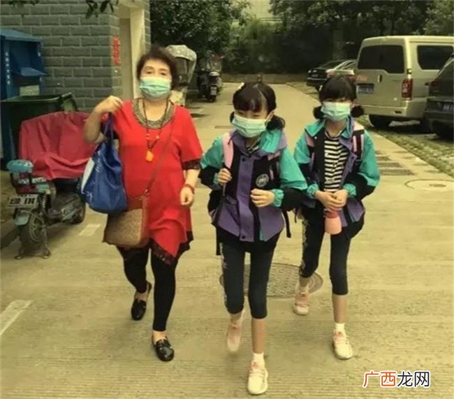 失独妈妈60岁生下双胞胎女儿 孩子刚上初中被嘲笑 父母该咋办