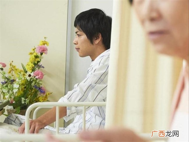 宝妈带仨孩子到医院生4胎 为何要生这么多 原因很现实