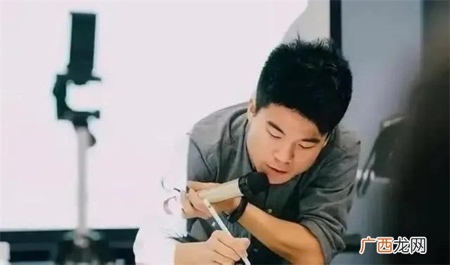 董宇辉火出圈背后的真相 努力有用 好的教育都在拼父母