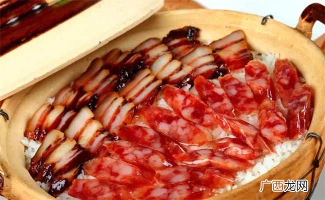 美味的叉烧腊肠煲仔饭：叉烧肉香气和腊肠鲜美 加上米饭 好吃