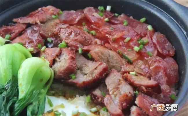 美味的叉烧腊肠煲仔饭：叉烧肉香气和腊肠鲜美 加上米饭 好吃