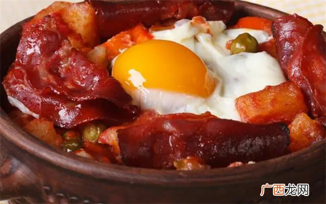 美味的叉烧腊肠煲仔饭：叉烧肉香气和腊肠鲜美 加上米饭 好吃