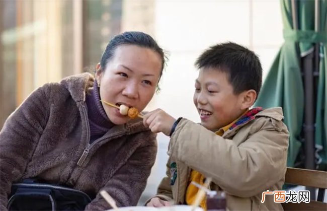 别再说孩子自私了 孩子给你分享食物时 你是怎么做的