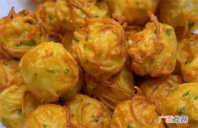 诱人的炸土豆丝丸子 外皮金黄酥脆 内里嫩滑绵软 美味