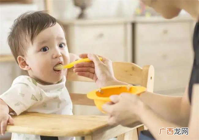 宝宝不爱吃饭怎么办 别再追着喂了 抓住自主进食黄金期是关键