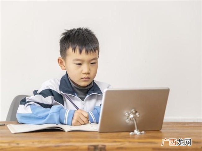 孩子在家上了3天网课 妈妈崩溃了孩子学习成绩的好坏只是表象