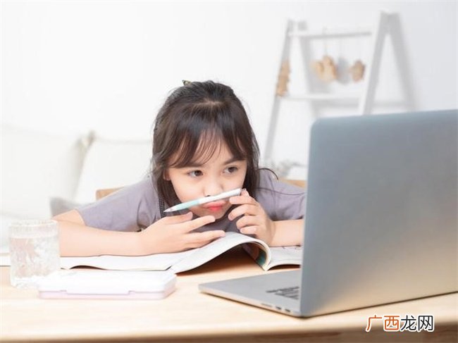 孩子在家上了3天网课 妈妈崩溃了孩子学习成绩的好坏只是表象