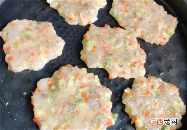 自制一款美味蔬菜饼 加上鲜美的虾 可口翻倍 让人垂涎欲滴