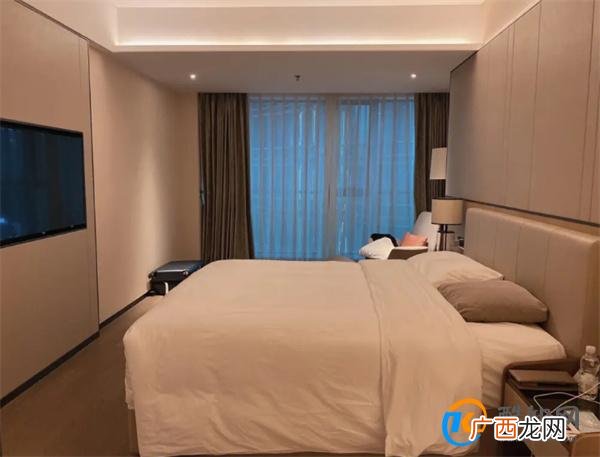 女子入住酒店凌晨为何是男店员刷开房门 客人隐私保护重要吗_酷知科普