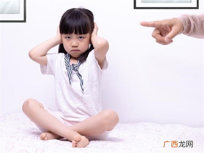 孩子害羞胆小 不肯打招呼 父母的做法是否加重了孩子的社交困难