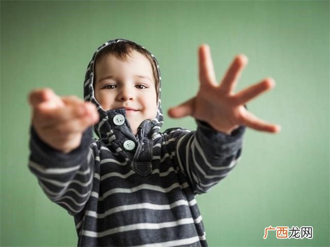 孩子害羞胆小 不肯打招呼 父母的做法是否加重了孩子的社交困难