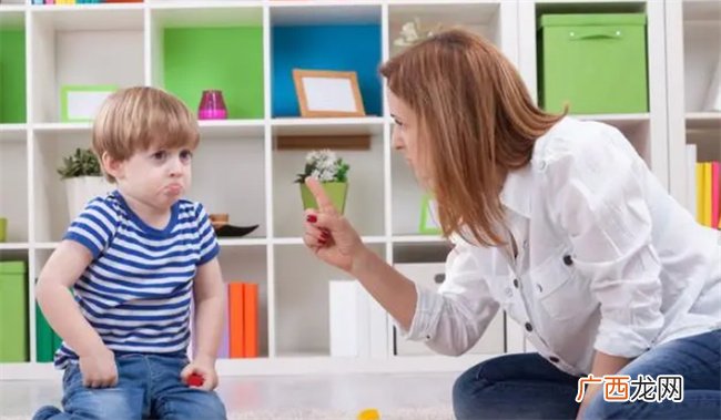 孩子喜欢砸玩具怎么教育 小孩抢玩具该如何教育