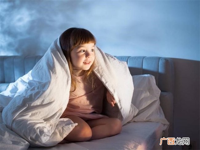孩子夜晚恐惧黑暗 为何总要开灯睡觉 究竟害怕的是什么