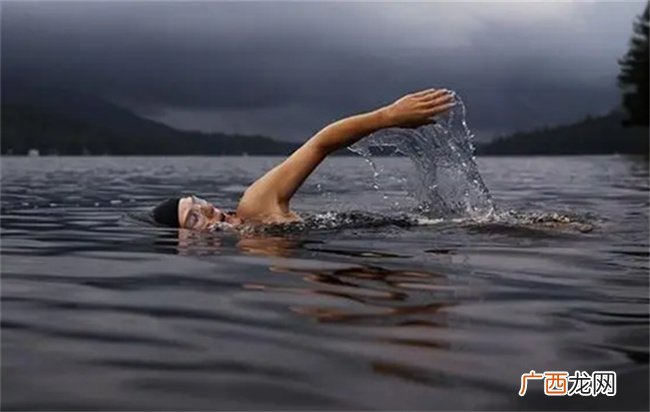 ?梦见在海中游泳是什么预兆 女人做梦游泳什么预兆