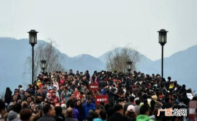 旅游消费回是否暖，元旦假期首日景区人潮涌动