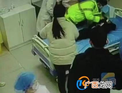 女孩突发惊厥交警狂奔送医 突然惊厥抽搐怎么急救_酷知科普