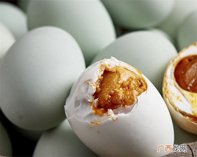 海鸭蛋真的是海边鸭生的吗