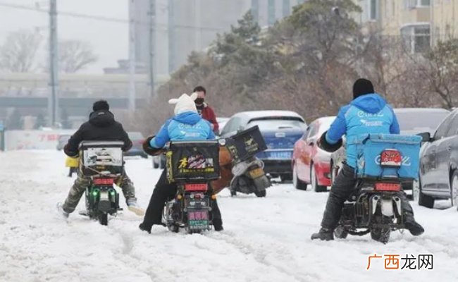 如何平衡骑手的安全和收入，在冬季的极端天气下