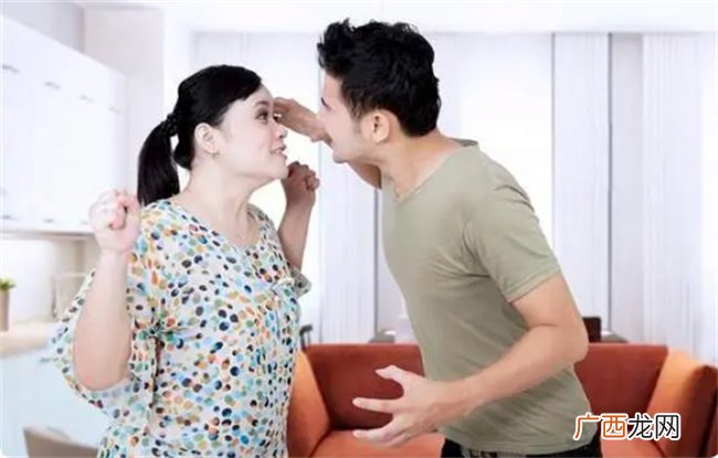 电影《你好，李焕英》中贾玲为什么不想妈妈嫁给爸爸