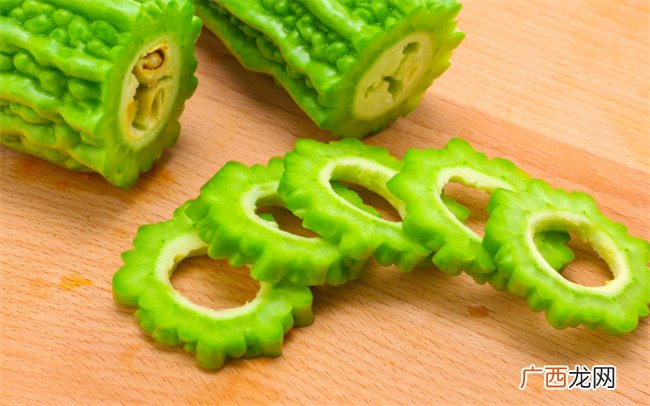 哪几样食物可以养肝脏防口臭，肝引起的口臭怎么调理