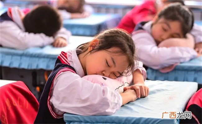 学生趴桌午休收费260元，合理吗