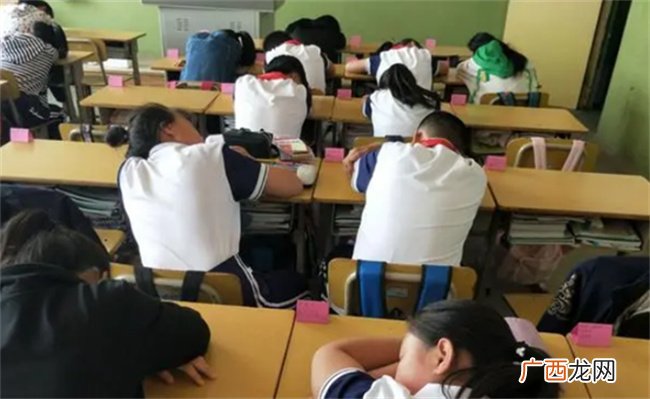 学生趴桌午休收费260元，合理吗