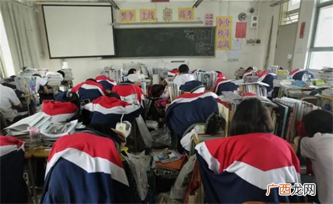 学生趴桌午休收费260元，合理吗