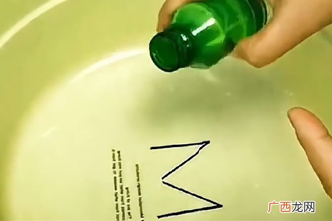 实用方法解决难题 卸妆油弄到衣服上怎么洗掉