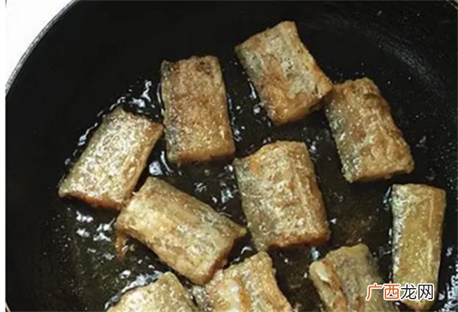 炸带鱼时煎出的带鱼金黄酥脆怎么做